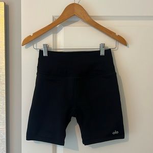 **WORN ONCE** 5” HIGH-WAIST RIBBED BIKER SHORT